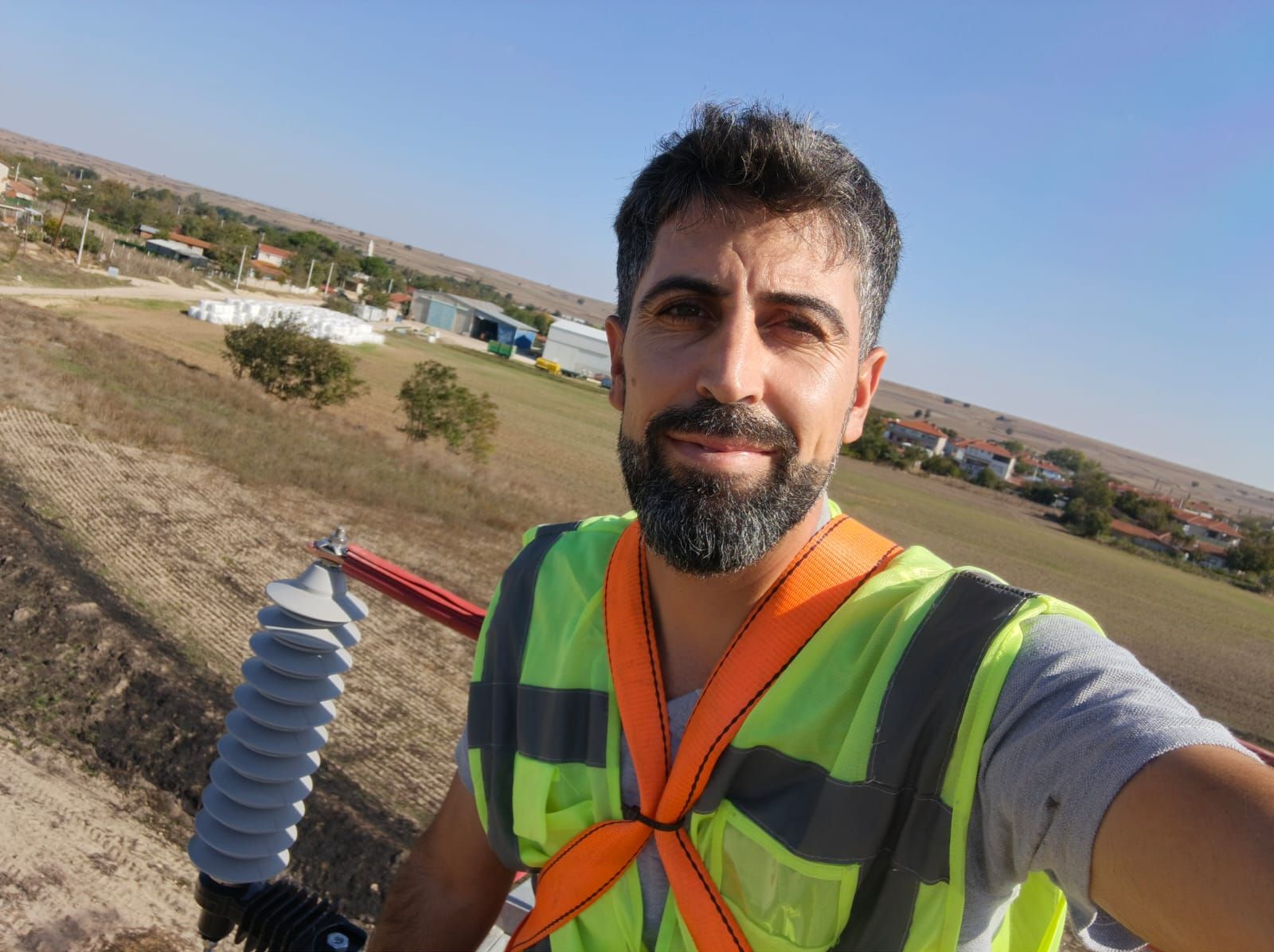 Elektrik ustası Eşref Toprak sahada, yüksek gerilim direğinde çalışırken